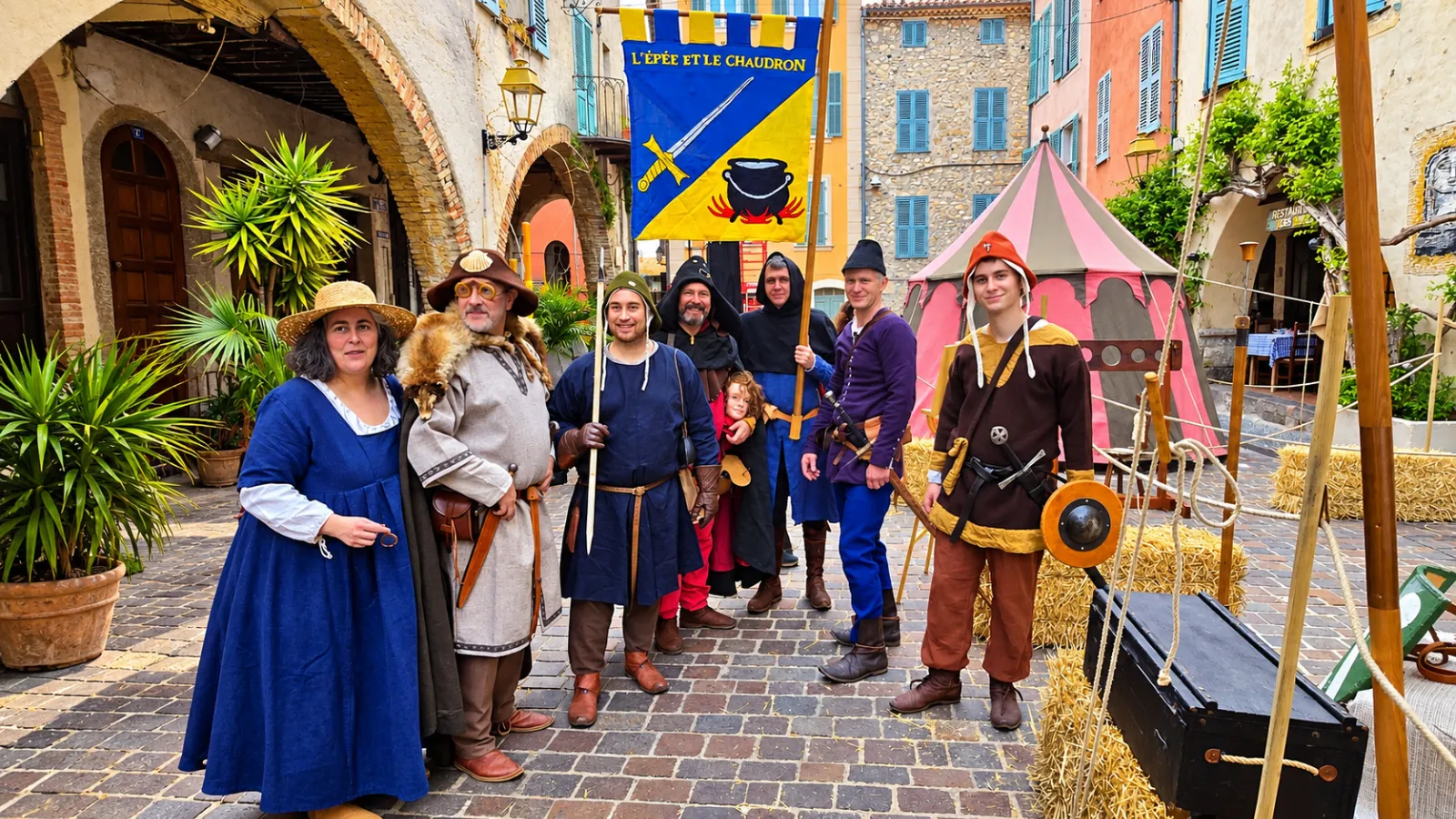La troupe costumée devant son camp médiéval